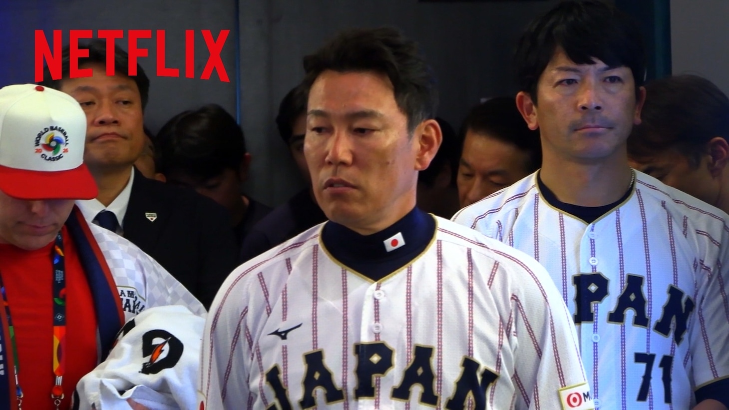 4月中旬にNetflixで独占配信されるドキュメンタリー映画「戦いの向こう 侍たちの記録 2026 WORLD BASEBALL CLASSIC」より。野球日本代表を指揮した監督の井端弘和（中央）