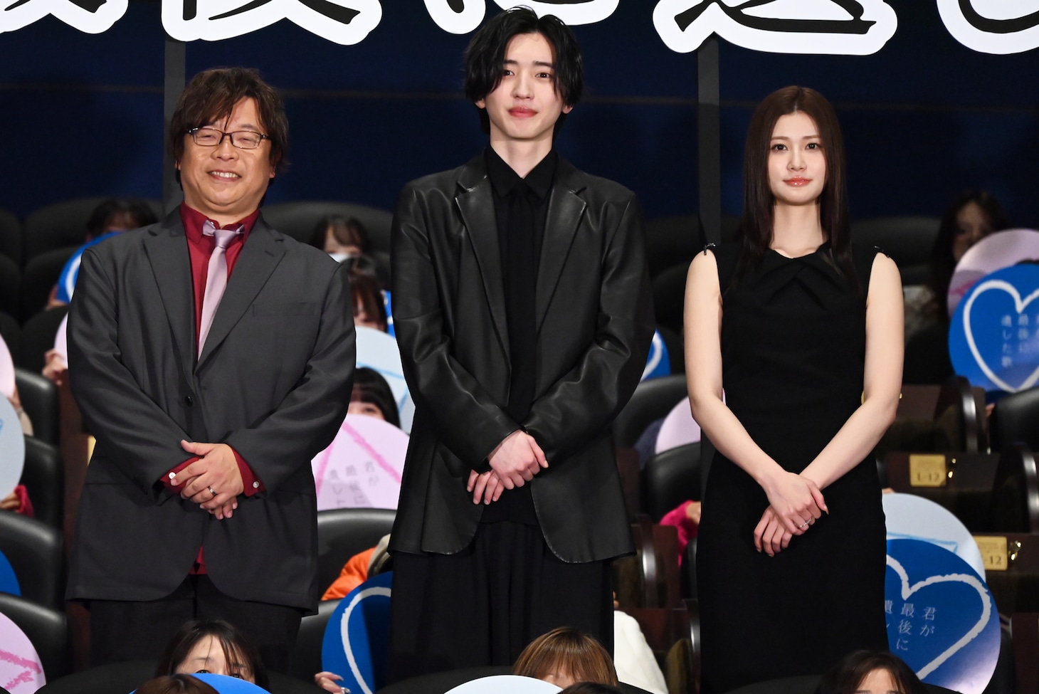 「君が最後に遺した歌」初日舞台挨拶の様子。左から三木孝浩、道枝駿佑、生見愛瑠