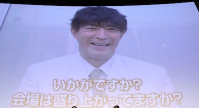 「パリに咲くエトワール」公開御礼イベントの様子。津田健次郎によるメッセージ映像