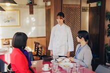 ドラマ「物産展の女～高崎編～」場面写真。左から山口紗弥加演じる御厨京子、大友花恋演じる早乙女秋穂、平祐奈演じる蓮見春花