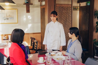 ドラマ「物産展の女～高崎編～」場面写真。左から山口紗弥加演じる御厨京子、大友花恋演じる早乙女秋穂、平祐奈演じる蓮見春花