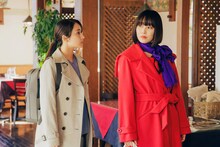 ドラマ「物産展の女～高崎編～」場面写真。左から平祐奈演じる食品バイヤー・蓮見春花、山口紗弥加演じる伝説の凄腕バイヤー・御厨京子