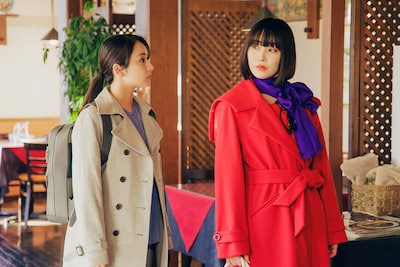 ドラマ「物産展の女～高崎編～」場面写真。左から平祐奈演じる食品バイヤー・蓮見春花、山口紗弥加演じる伝説の凄腕バイヤー・御厨京子