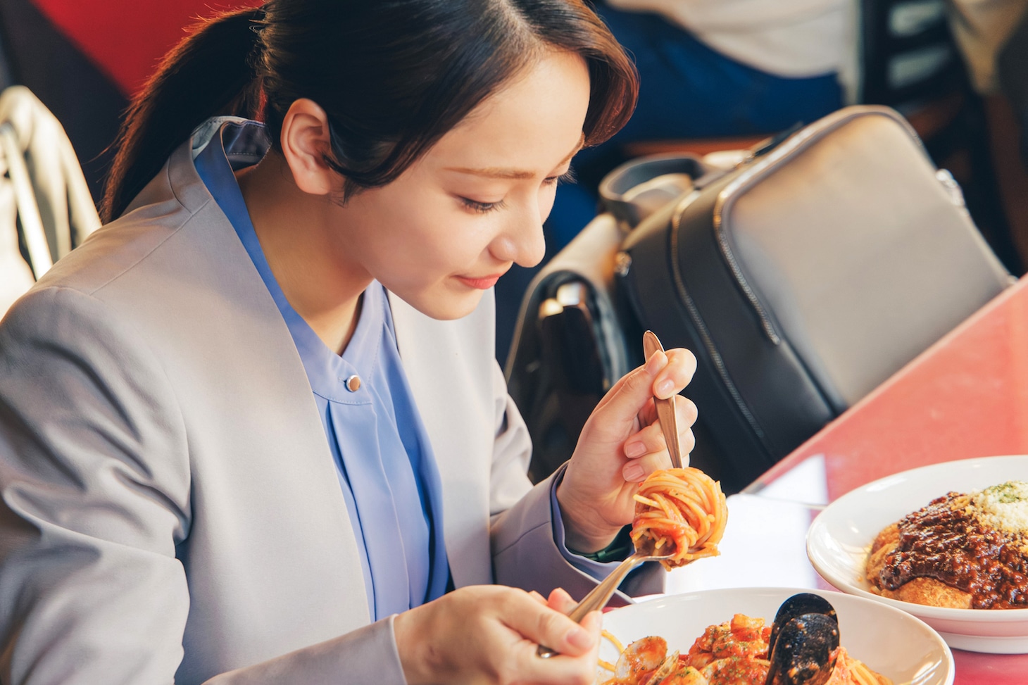 ドラマ「物産展の女～高崎編～」場面写真。平祐奈演じる食品バイヤー・蓮見春花