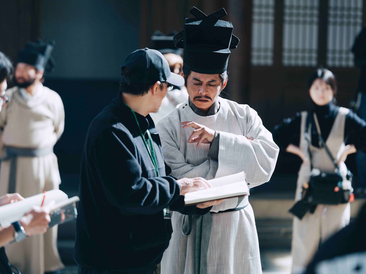 ドラマ「北方謙三 水滸伝」メイキングカットより、宋江役の織田裕二