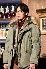 暖かそうなコートを着ている松田龍平