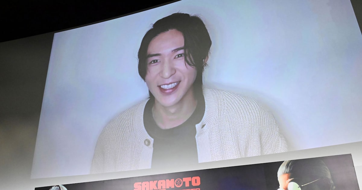 リモート参加の目黒蓮と登壇キャスト一同