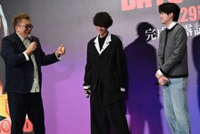 福田雄一（左）が“ランドセル争奪戦”の裏話を話す間、恥ずかしそうに聞く高橋文哉（右）