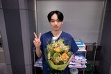宮世琉弥がピース。ドラマ「ヤンドク！」のクランクアップを迎えた現場にて