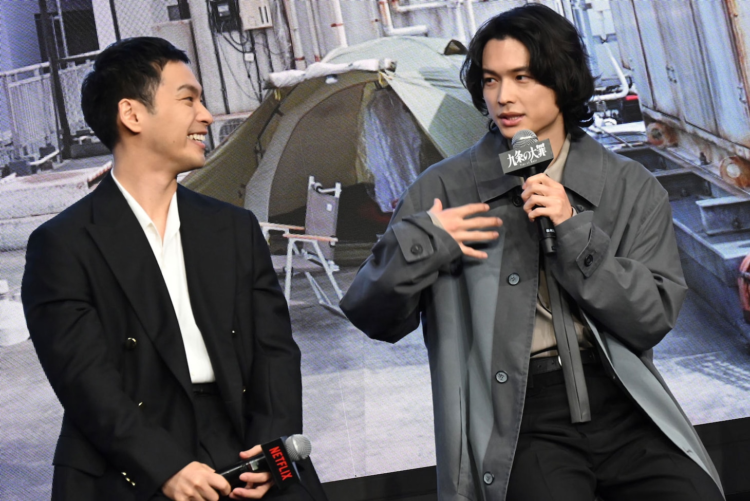 Netflixシリーズ「九条の大罪」配信直前イベントにて、柳楽優弥（左）と撮影現場で習慣化していた“四股踏み”の重要性を熱弁する松村北斗（右）