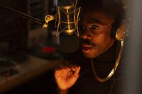 「デッドマンズ・ワイヤー」場面写真。コールマン・ドミンゴが人気ラジオ番組のDJフレッド・テンプルを演じた