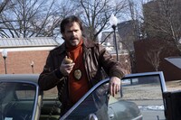 「デッドマンズ・ワイヤー」場面写真。ケイリー・エルウィスが事件を担当する刑事グレイブルを演じた