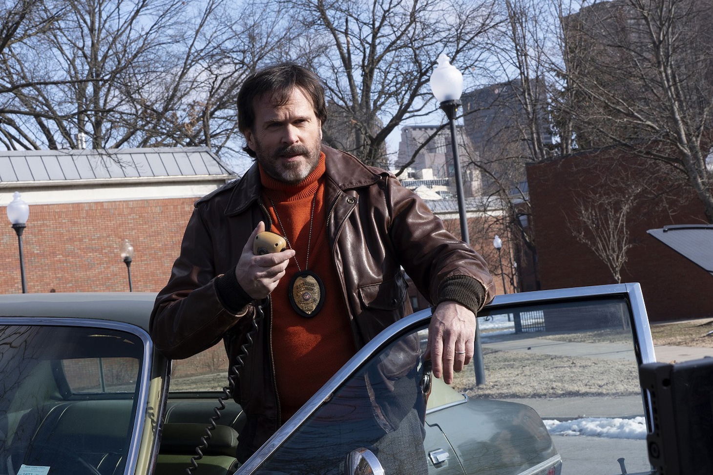 「デッドマンズ・ワイヤー」場面写真。ケイリー・エルウィスが事件を担当する刑事グレイブルを演じた