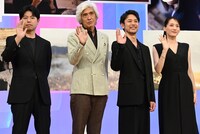 左から石井裕也、佐藤浩市、妻夫木聡、綾瀬はるか
