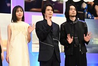 左から當真あみ、細田佳央太、菅田将暉