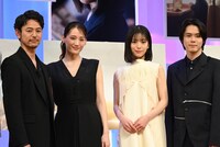 左から妻夫木聡、綾瀬はるか、當真あみ、細田佳央太