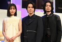 左から當真あみ、細田佳央太、菅田将暉