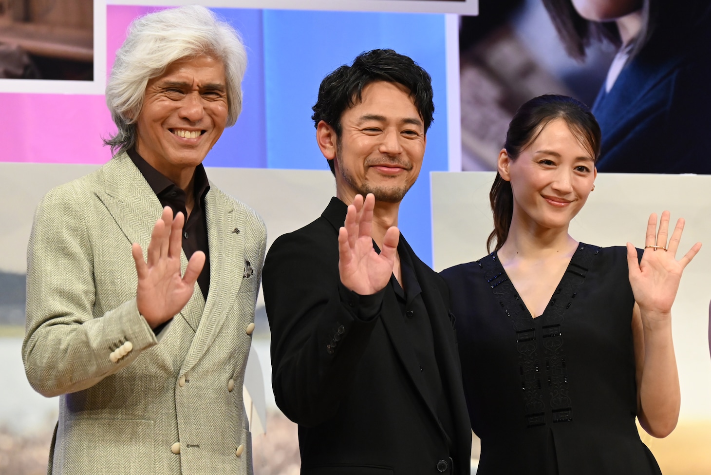 左から佐藤浩市、妻夫木聡、綾瀬はるか