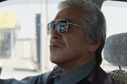「見えない娘 THE INVISIBLES」より、寺島進演じるタクシー運転手・倉田誠一