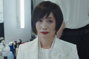 「見えない娘 THE INVISIBLES」より、余貴美子演じる祖母・砂川エリ子