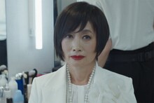 「見えない娘 THE INVISIBLES」より、余貴美子演じる祖母・砂川エリ子
