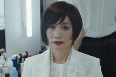 「見えない娘 THE INVISIBLES」より、余貴美子演じる祖母・砂川エリ子