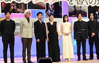 「人はなぜラブレターを書くのか」完成披露試写会の様子。左から石井裕也、佐藤浩市、妻夫木聡、綾瀬はるか、當真あみ、細田佳央太、菅田将暉