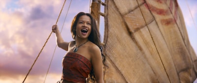 実写映画「モアナと伝説の海」場面写真。キャサリン・ラガイア演じる少女モアナ