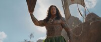 実写映画「モアナと伝説の海」場面写真。ドウェイン・ジョンソン演じる伝説の英雄マウイ
