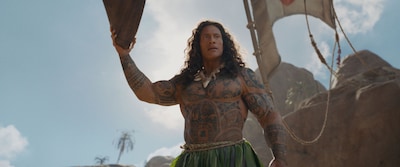 実写映画「モアナと伝説の海」場面写真。ドウェイン・ジョンソン演じる伝説の英雄マウイ