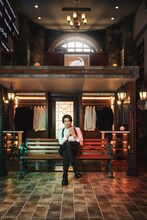 「仮面ライダーゼッツ キャラクターブック SECRET MISSION IN A DREAM」より、今井竜太郎演じる万津莫 / 仮面ライダーゼッツ