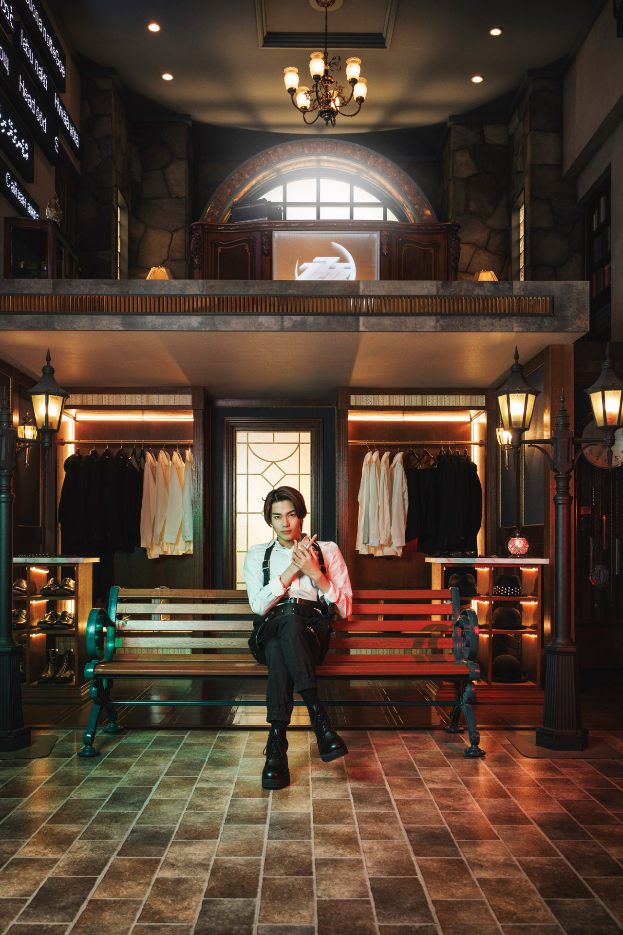 「仮面ライダーゼッツ キャラクターブック SECRET MISSION IN A DREAM」より、今井竜太郎演じる万津莫 / 仮面ライダーゼッツ