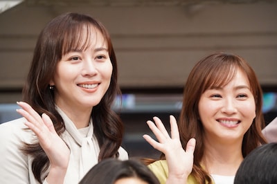 「タツキ先生は甘すぎる！」制作発表会見に出席した藤本美貴（右）、比嘉愛未（左）