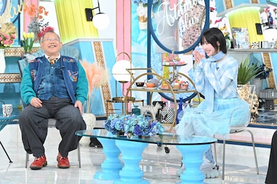 「A-Studio+」3月27日放送回の様子。左から笑福亭鶴瓶、あの