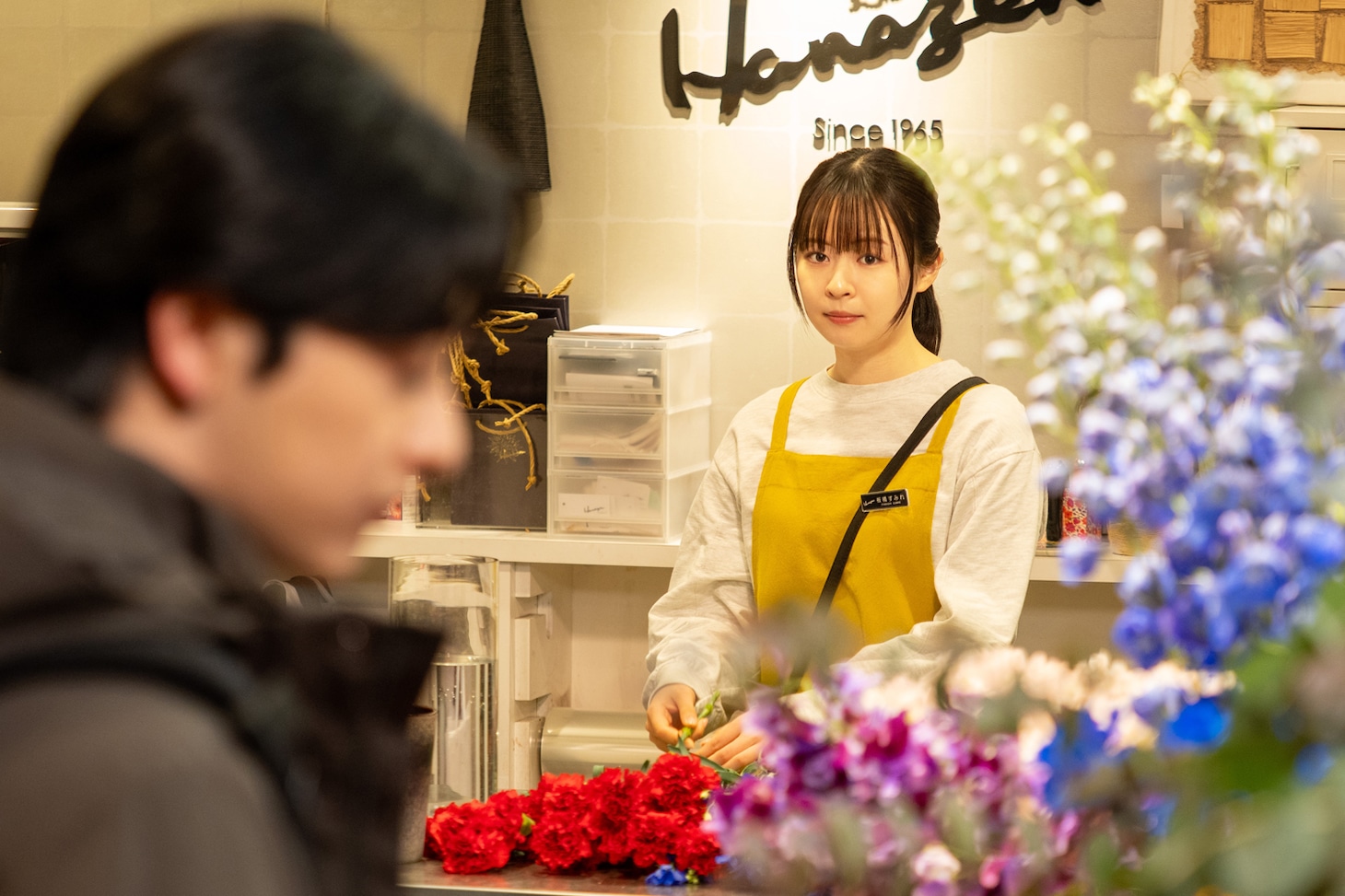 「〇〇なふたり」から「オフィスビルの花屋さん」編の場面写真