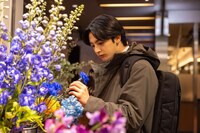 「〇〇なふたり」から「オフィスビルの花屋さん」編の場面写真