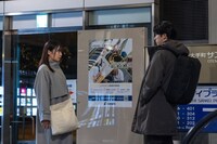 「〇〇なふたり」から「オフィスビルの花屋さん」編の場面写真