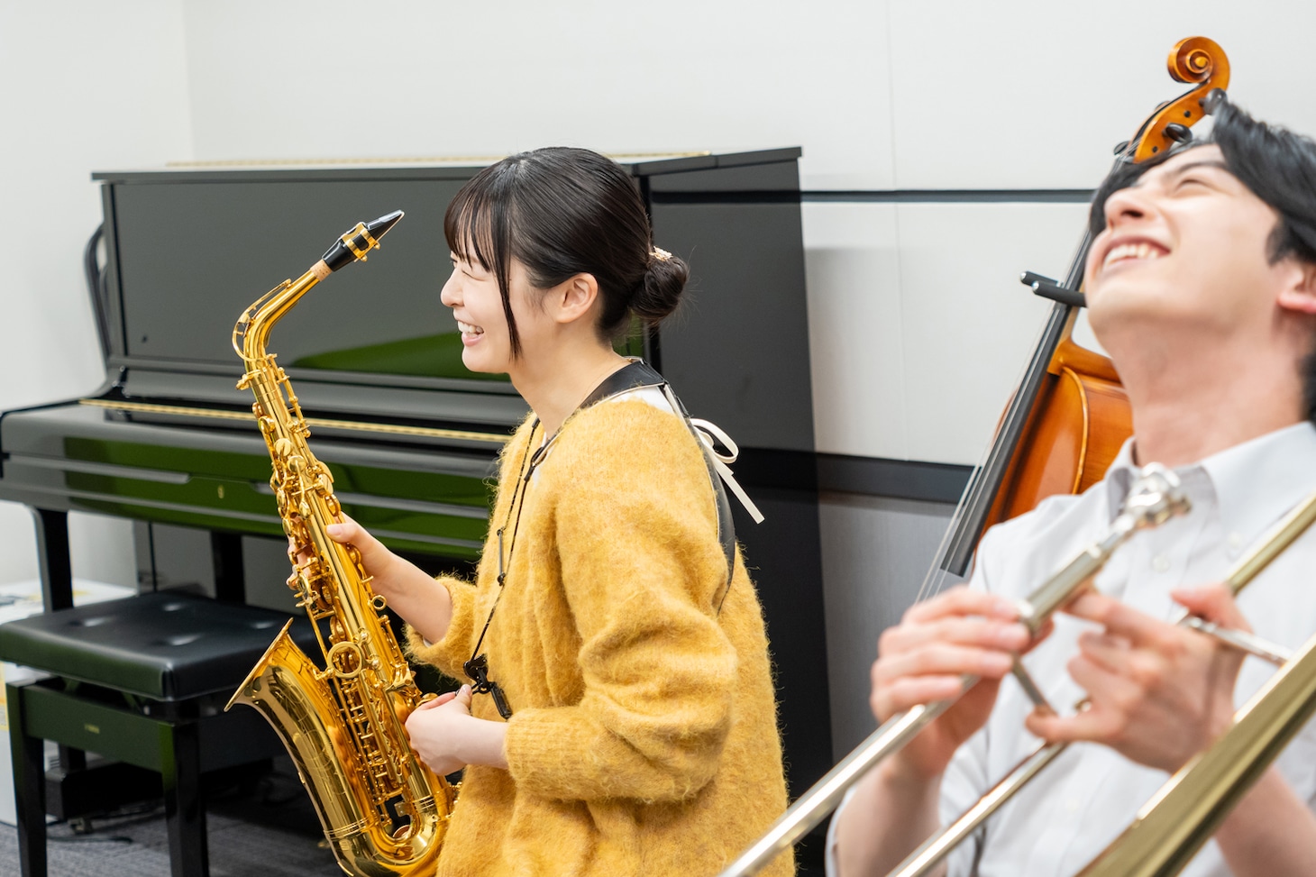 「〇〇なふたり」から「オフィスビルの花屋さん」編の場面写真