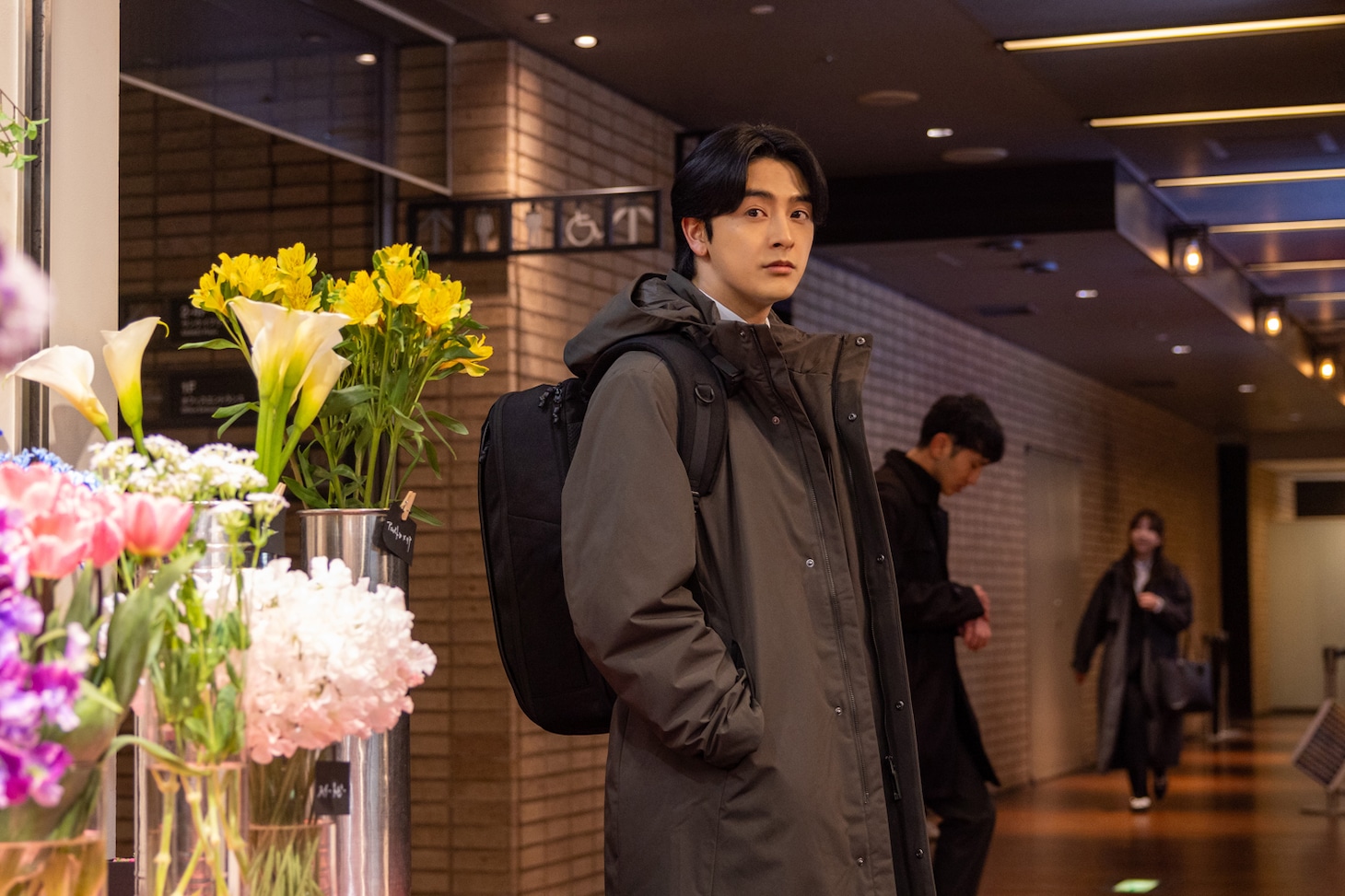 「〇〇なふたり」から「オフィスビルの花屋さん」編の場面写真