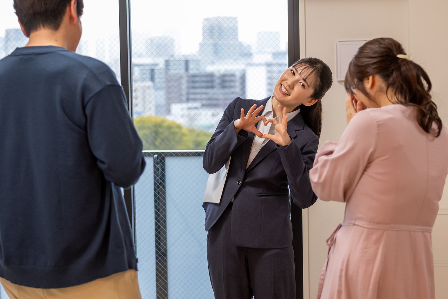 「〇〇なふたり」から「不動産屋の望月さん」編の場面写真