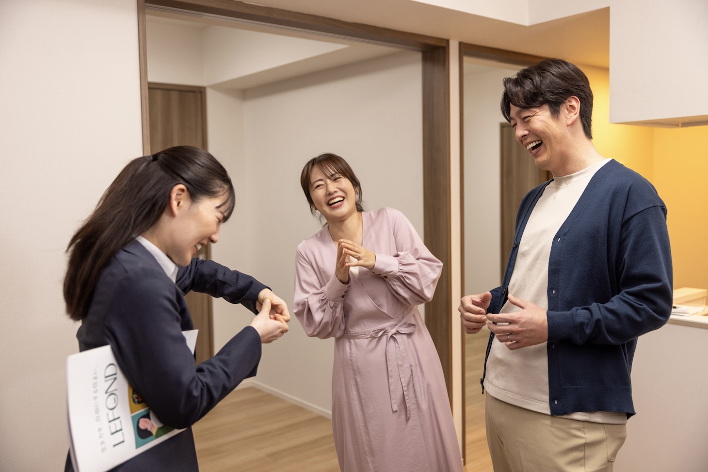 「〇〇なふたり」から「不動産屋の望月さん」編の場面写真