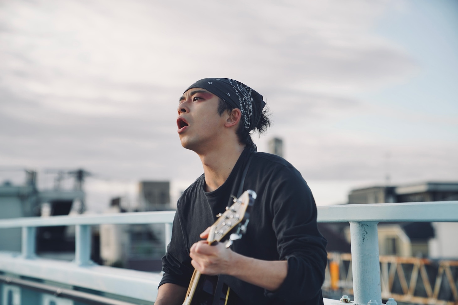 「ストリート・キングダム 自分の音を鳴らせ。」場面写真。仲野太賀演じる解剖室のボーカル・未知ヲ