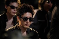 「ストリート・キングダム 自分の音を鳴らせ。」場面写真。間宮祥太朗演じる軋轢のボーカル＆ベース・DEEP