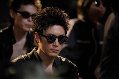 「ストリート・キングダム 自分の音を鳴らせ。」場面写真。間宮祥太朗演じる軋轢のボーカル＆ベース・DEEP