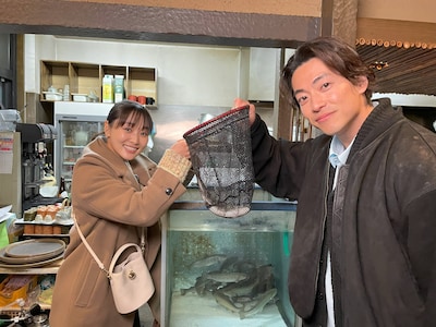 「豊臣兄弟！SP 利まつたび」より、その土地でしか食べられない珍しい料理を味わった大東駿介（右）と菅井友香（左）