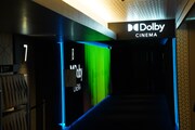 Dolby Cinemaのシアター入り口には、映画作品の特別映像を流すAVP（オーディオビジュアルパス）が設置された