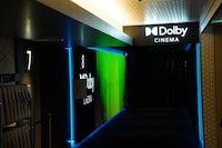 Dolby Cinemaのシアター入り口には、映画作品の特別映像を流すAVP（オーディオビジュアルパス）が設置された