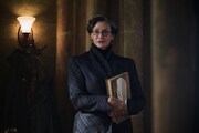 HBOドラマ「ハリー・ポッターと賢者の石」場面写真。ジャネット・マクティア演じるミネルバ・マクゴナガル