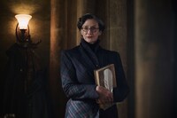 HBOドラマ「ハリー・ポッターと賢者の石」場面写真。ジャネット・マクティア演じるミネルバ・マクゴナガル