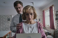 HBOドラマ「ハリー・ポッターと賢者の石」場面写真。ダニエル・リグビー演じるバーノン・ダーズリー（奥）、ベル・パウリー演じるペチュニア・ダーズリー（手前）